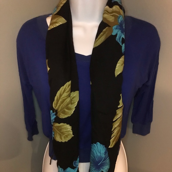 100% Rayon Floral Print Square Scarf - Picture 5 of 6